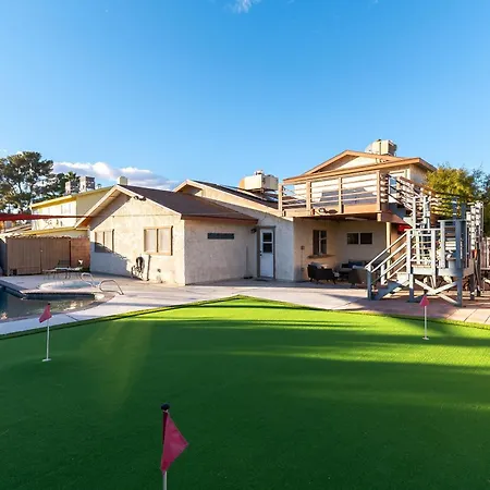 Fun 5 Bedroom Home By Strip, Pool, Putting Green, And Games